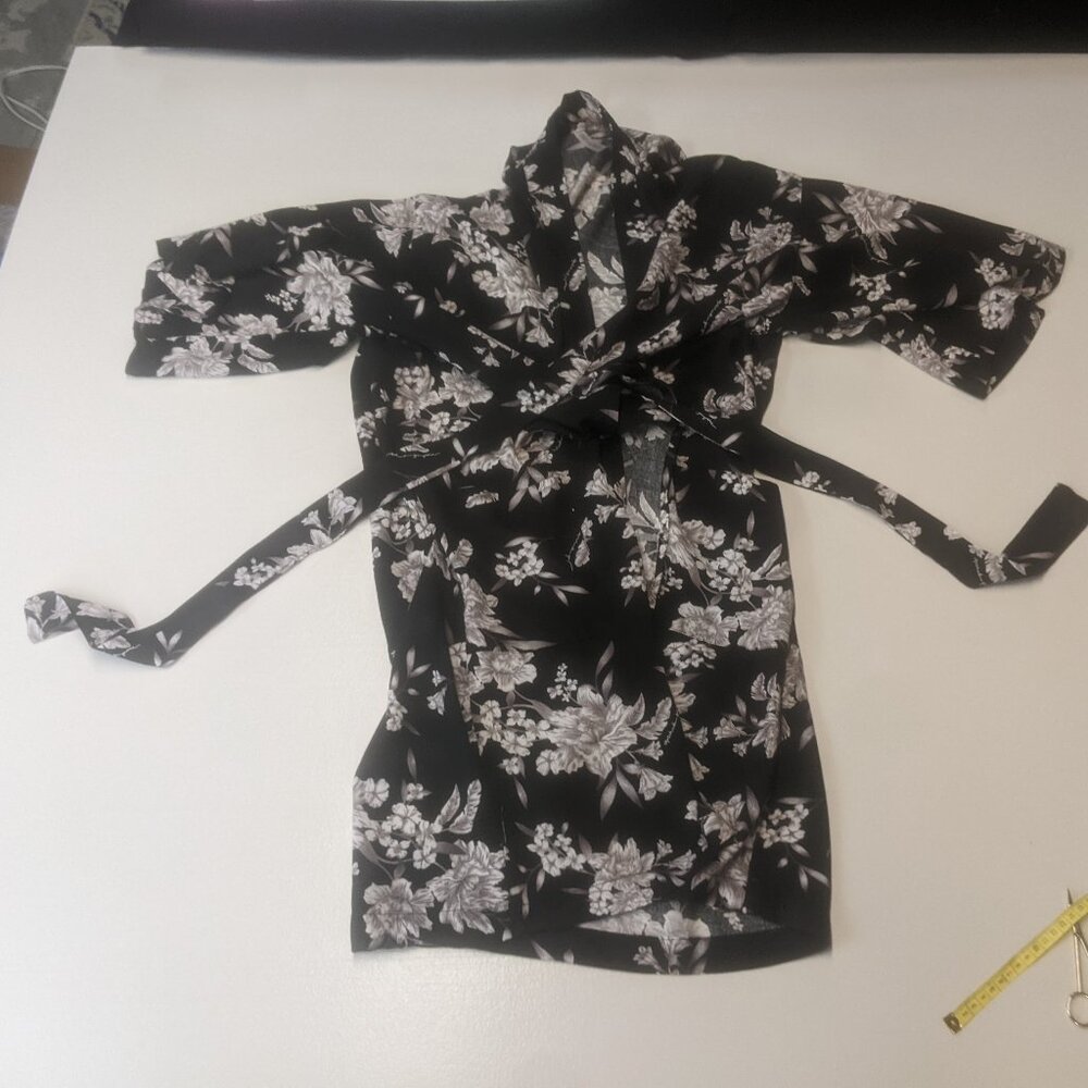 Spiritual Gangster *One Size Maya Kimono in Black Floral - Picture 14 of 16
